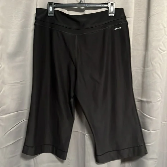 Nike Dri-Fit XL Black Wide Leg Capri - Picture 6 of 7
